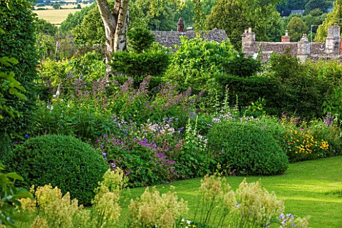 GREYHOUNDS_BURFORD_OXFORDSHIRECOUNTRY_COTTAGE_BORDER_WITH_HERBACOUS_PERENNIALS_INCLUDING_PHLOX_GERAN