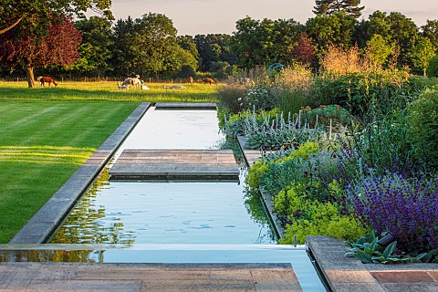 PRIVATE_GARDEN_GLOUCESTERSHIRE_DESIGNED_BY_MARCUS_BARNETT_SUMMER_GARDEN_COTSWOLDS_CANAL_WATER_POOL_B
