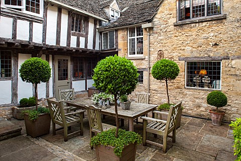 CALENDARSBURFORDOXFORDSHIRECOURTYARD_GARDEN_WITH_OUTDOOR_DINING_AREATABLE__CHAIRS_WITH_POTTED_BAY_TR