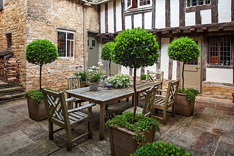 CALENDARSBURFORDOXFORDSHIRECOURTYARD_GARDEN_WITH_OUTDOOR_DINING_AREASTONE_PAVERS_TABLE__CHAIRS_WITH_
