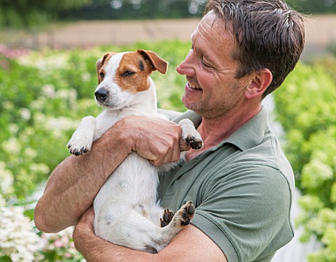 THE_REAL_FLOWER_COMPANY_ROB_HOLDING_HIS_DOG_BIFFY_IN_THE_ROSE_PADDOCK_MAN_CUT_FLOWERS_CUTTING_GARDEN