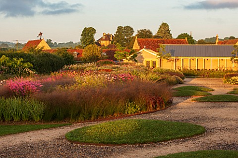 HAUSER__WIRTH_SOMERSET_THE_OUDOLF_FIELD_DURSLADE_FARM__SUNRISE__VIEW_TO_THE_GALLERY__PLANTING_BY_PIE