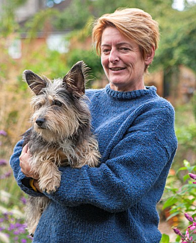 ANNE_GODFREYS_PRIVATE_GARDEN_HERTFORDSHIRE_OWNER_OF_DAISY_ROOTS_NURSERY_ANNE_GODFREY_WITH_MYRTLE_THE