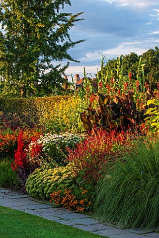 RHS_GARDEN_WISLEY_SURREY_THE_FAMOUS_DOUBLE_MIXED_BORDER_IN_SUMMER_STRETCHING_128_METRES_DOWN_THE_HIL
