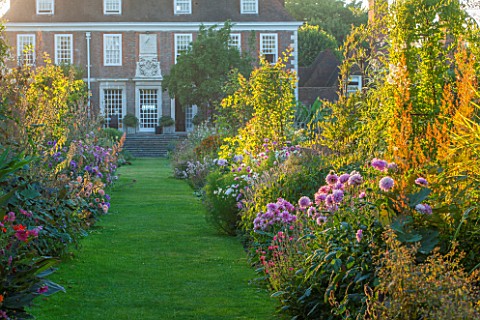THE_SALUTATION_GARDEN_KENT_EVEING_LIGHT_ON_GRASS_PATH_AND_BORDERS_WITH_DAHLIAS_TOWARDS_THE_HOUSE_COU