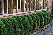 MORTON HALL GARDENS, WORCESTERSHIRE: WEST GARDEN. CLIPPED BOX HEDGING. HEDGE, TOPIARY, PATTERN, REPEAT, REPEATING