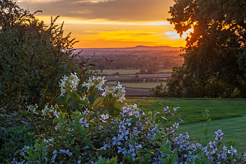 MORTON_HALL_GARDENS_WORCESTERSHIRE_WEST_GARDEN_TERRACE_SUNSET_EVENING_LIGHT_VIEW_WEST_TO_ABBERLY_HIL
