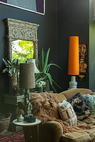 ABIGAIL_AHERN_HOUSE_LONDON_THE_LIVING_ROOM_WITH_SOFA_SETTEE_CUSHIONS_BURNT_ORANGE_LAMPSHADE_MIRROR_D