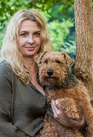 ABIGAIL_AHERN_HOUSE_LONDON_ABIGAIL_IN_HER_GARDEN_WITH_PET_DOG_MAUD