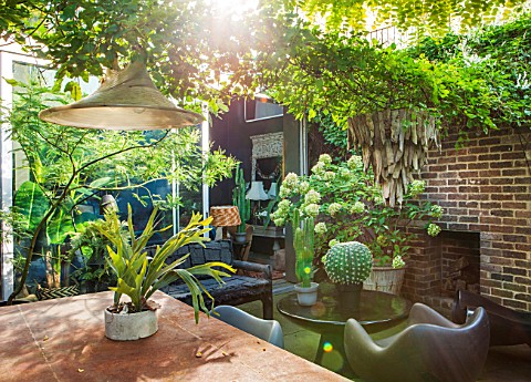 ABIGAIL_AHERN_HOUSE_LONDON_TOWN_GARDEN_WITH_TABLE_CHAIRS_LIGHT_FIREPLACE_FAUX_CACTUS