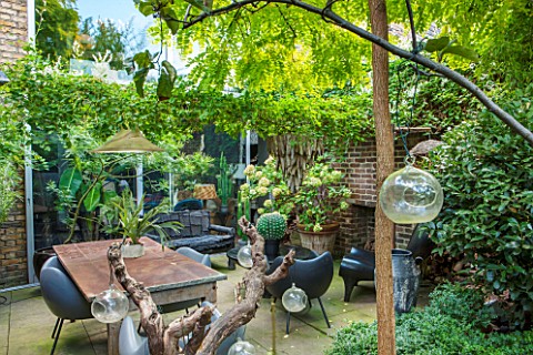 ABIGAIL_AHERN_HOUSE_LONDON_TOWN_GARDEN_WITH_TABLE_CHAIRS_LIGHT_FIREPLACE_FAUX_CACTUS_HYDRANGEA_ROBIN