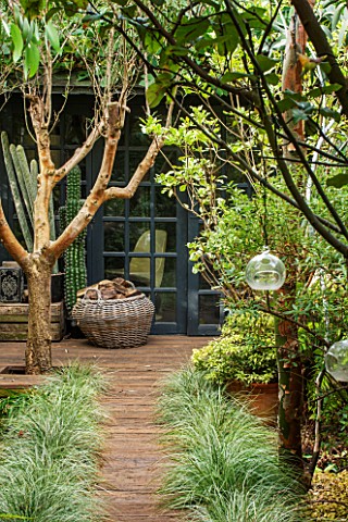 ABIGAIL_AHERN_HOUSE_LONDON_WOODLAND_TOWN_GARDEN__FAUX_WOOD_PATH_CABIN_TYPE_SHED_GREEN_OASIS_LATE_SUM