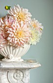 HENRIETTA COURTAULDS HOUSE, NOTTING HILL, LONDON: THE LAND GARDENERS - MANTELPIECE WITH CONTAINER AND FLOWERS OF DAHLIA CAFE AU LAIT. CUT, FLOWER, PALE, PINK