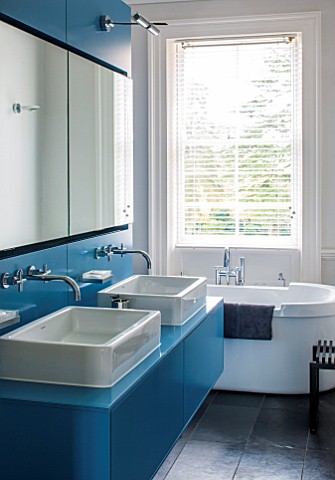 MORTON_HALL_WORCESTERSHIREMASTER_BATHROOM_WITH_WOODEN_FITTED_CUPBOARDS_PAINTED_WITH_FB_CHINESE_BLUEB