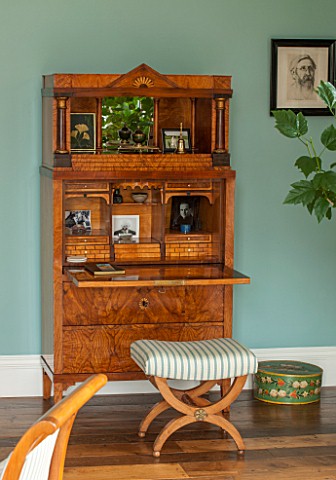 MORTON_HALL_WORCESTERSHIRE_GARDEN_ROOM_WRITING_CHEST_IN_ELM_WOOD_CA_1790_CHERRY_WOOD_STOOL_CA_1825_S