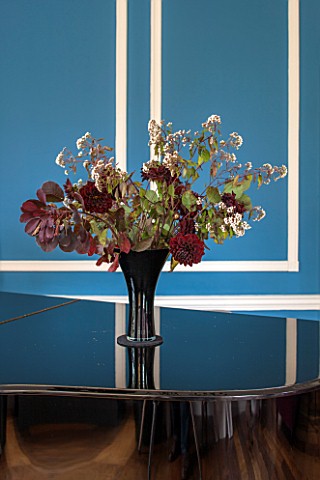 MORTON_HALL_WORCESTERSHIRE_LIVING_ROOM_FLORAL_ARRANGEMENT_WITH_DAHLIAS_COTINUS_AND_AUTUMN_FOLIAGE_ON