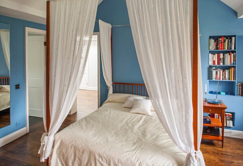 MORTON_HALL_WORCESTERSHIRE_BEDROOM_IN_FB_COOKS_BLUE_FOUR_POSTER_BED_AMADE_IN_CHERRY_WOOD_BY_WIENER_W