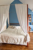 MORTON HALL, WORCESTERSHIRE: BEDROOM IN FB COOKS BLUE. FOUR POSTER BED AMADE IN CHERRY WOOD BY WIENER WERKSTAETTEN
