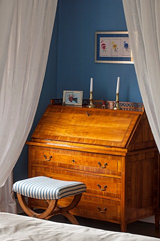 MORTON_HALL_WORCESTERSHIRE_BEDROOM_WITH_WRITING_CHEST_IN_CHERRY_WOOD_CA_1820_WUERTTEMBERG