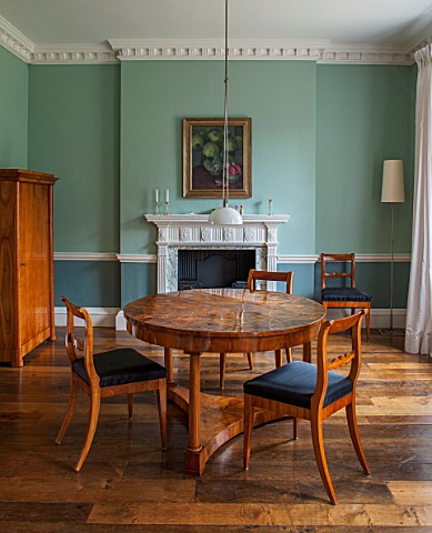 MORTON_HALL_WORCESTERSHIREBREAKFAST_ROOM_FORMER_LIBRARY_PAINTED_FB_GREEN_BLUE__OVAL_ROOM_BLUE_CIRCUL