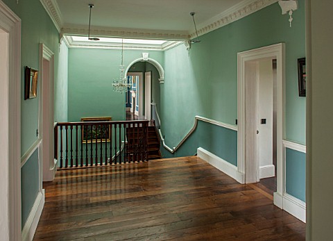 MORTON_HALL_WORCESTERSHIRE_FIRST_FLOOR_LANDING_OF_ORIGINAL_HOUSE_AND_VIEW_THROUGH_ARCHWAY_INTO_VICTO