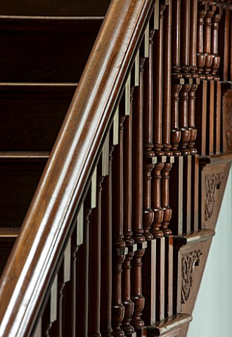 MORTON_HALL_WORCESTERSHIRE_DETAILS_OF_CARVING_IN_MAIN_WOODEN_STAIRCASE