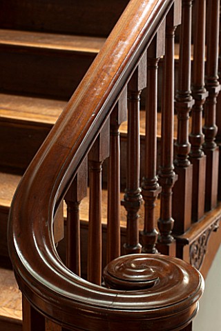 MORTON_HALL_WORCESTERSHIRE_DETAIL_OF_CARVING_IN_MAIN_WOODEN_STAIRCASE