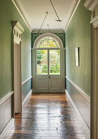 MORTON_HALL_WORCESTERSHIRE_VIEW_FROM_ORIGINAL_PART_OF_HOUSE_INTO_VICTORIAN_WING_ON_GROUND_FLOOR