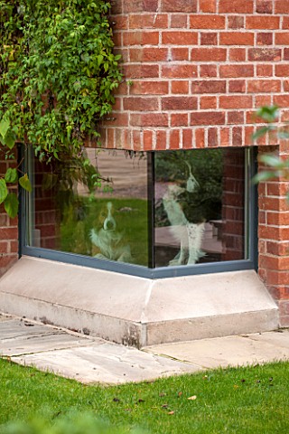 MORTON_HALL_WORCESTERSHIRE_NEW_UTILITY_WING_AT_NORTH_EAST_CORNER_OF_HOUSE_WITH_CORNER_DOG_WINDOW_DOG