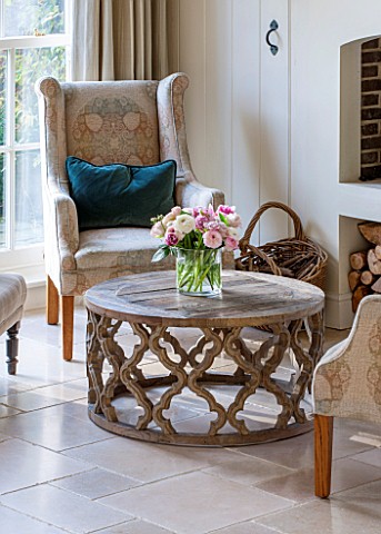 THE_COACH_HOUSESURREY_THE_BREAKFAST_ROOM_WITH_COMFY_ARMCHAIRS_AND_COFFEE_TABLE_WITH_FRESH_FLOWERS_MA