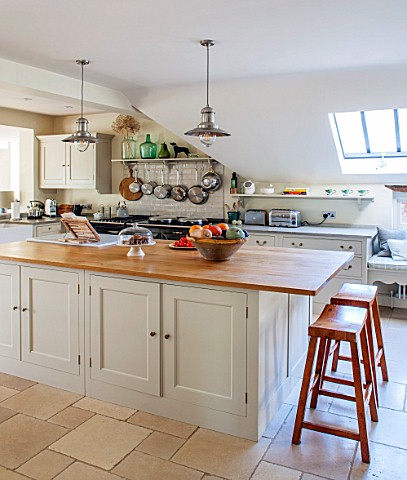 THE_COACH_HOUSESURREY_COUNTRY_KITCHEN_BY_PLAIN_ENGLISH_STOOLS_FROM_POTTERY_BARNNEUTRAL_DECORLIGHTAIR