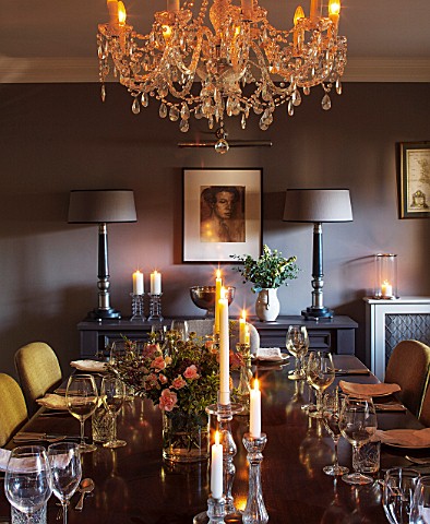 THE_COACH_HOUSESURREY_DINING_ROOM_CHANDELIER_BY_INDIA_JANECONSOLE_TABLE__LAMPS_BY_MARGARET_BOYD_DARK