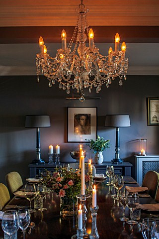 THE_COACH_HOUSESURREY_DINING_ROOM_CHANDELIER_BY_INDIA_JANECONSOLE_TABLE__LAMPS_BY_MARGARET_BOYD_DARK