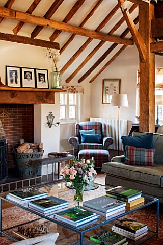 THE_COACH_HOUSESURREY_FAMILY_ROOM_WITH_EXPOSED_OAK_BEAMS_SOFAS_LARGE_GLASS_COFFEE_TABLE_BEAUTIFUL_RU