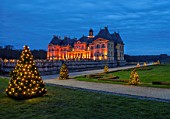 VAUX LE VICOMTE, FRANCE: THE FRONT OF THE CHATEAU AT NIGHT AT CHRISTMAS. ILLUMINATION, ILLUMINATED, DECRATION, DUSK, PARK, GARDEN, WINTER
