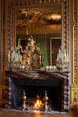 VAUX_LE_VICOMTE_FRANCE_CHRISTMAS__THE_KINGS_BEDCHAMBER__BAROQUE_CEILING_BY_LE_BRUN_WINTER_FIRE_MARBL