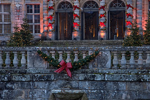 VAUX_LE_VICOMTE_FRANCE_THE_ENTRANCE_TO_THE_PALACE_AND_MOAT_BALLUSTRADE_AT_CHRISTMAS_DECORATED_WITH_R