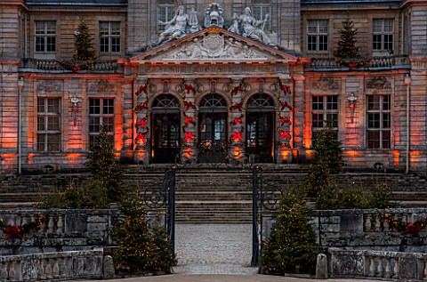 VAUX_LE_VICOMTE_FRANCE_THE_ENTRANCE_TO_THE_PALACE_AT_CHRISTMAS_DECORATED_WITH_RIBBON_BOWS_AND_CHRIST
