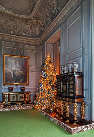 VAUX_LE_VICOMTE_FRANCE_THE_KINGS_FORMER_STUDY_AT_CHRISTMAS_GREY_PANELLED_WALLS_AND_CHRISTMAS_TREE