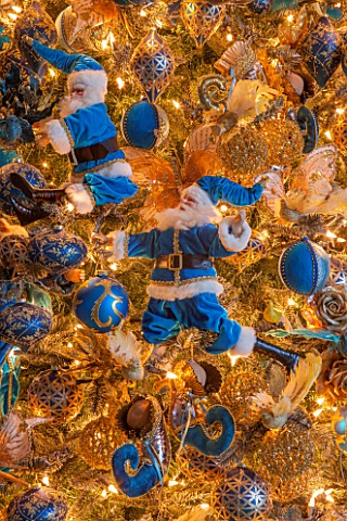 VAUX_LE_VICOMTE_FRANCE_THE_KINGS_FORMER_STUDY_AT_CHRISTMAS_DECORATIONS_ON_CHRISTMAS_TREE__BLUE_ELVES