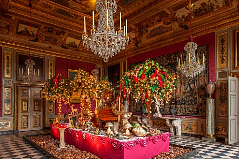 VAUX_LE_VICOMTE_FRANCE_THE_HERCULES_ANTECHAMBER_AT_CHRISTMAS_CEILINGS_AND_WALL_PANELS_DECORATED_BY_L