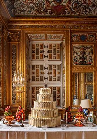 VAUX_LE_VICOMTE_FRANCE_THE_GAMES_PARLOUR_DECORATED_FOR_CHRISTMAS_THE_CENTRAL_TABLE_IS_SET_WITH_A_MAG