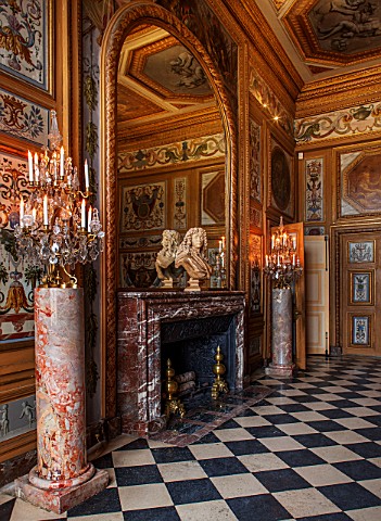 VAUX_LE_VICOMTE_FRANCE_THE_DINING_ROOM_DECORATED_FOR_CHRISTMAS_THE_MARBLE_FIREPLACE_MIRROR_BUST_OF_L