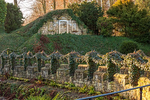 BRODSWORTH_HALL_YORKSHIRE_PATH_THROUGH_SWAGS_OF_IVY_HEDGE_HEDGES_HEDGING