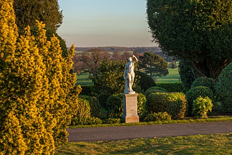 BRODSWORTH_HALL_YORKSHIRE_VIEW_ACROSS_LAWN_TO_BORDER_OF_TOPIARY_VICTORIAN_COUNTRY_GARDEN_FORMAL_STAT