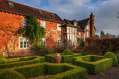 THE_FREETH_HEREFORDSHIRE_15TH_CENTURY_HOUSE_WITH_BRICK_FACADE_PATH_LAWN_GRASS_SUNSET_EVENING_LIGHT_B