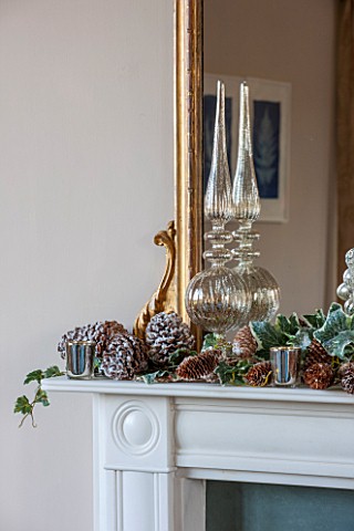 THE_FREETH_HEREFORDSHIRE_THE_SITTING_ROOM_MIRROR_PINE_CONES_GLASS_CHRISTMAS_MANTELPIECE