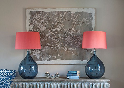 THE_FREETH_HEREFORDSHIRE_THE_SITTING_ROOM_BLOSSOM_PRINT_TEAL_GLASS_LAMPS_PINK_APRICOT_SHADES
