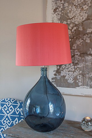 THE_FREETH_HEREFORDSHIRE_THE_SITTING_ROOM_BLOSSOM_PRINT_TEAL_GLASS_LAMPS_PINK_APRICOT_SHADE