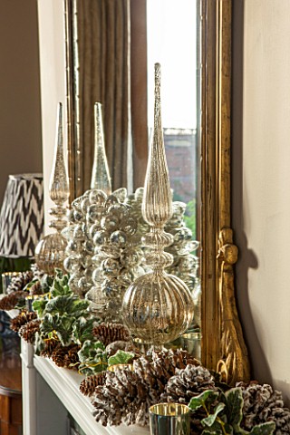 THE_FREETH_HEREFORDSHIRE_THE_SITTING_ROOM_MIRROR_FROSTED_PINE_CONE_GARLAND_GLASS_CHRISTMAS_MANTELPIE